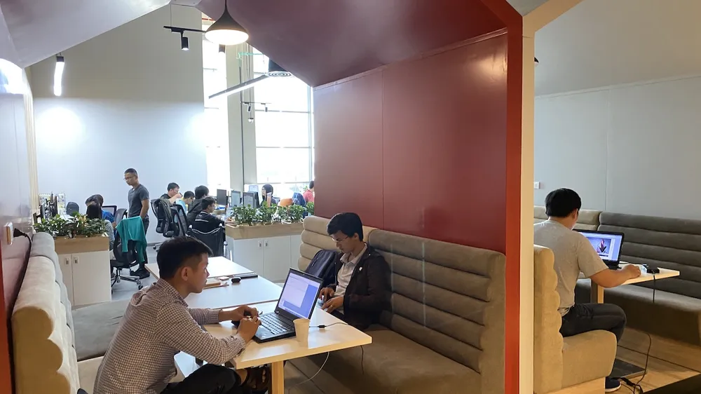 Một góc không gian làm việc mở ở VNG Campus