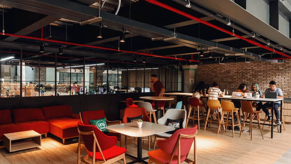 Một góc không gian làm việc mở tại VNG Campus
