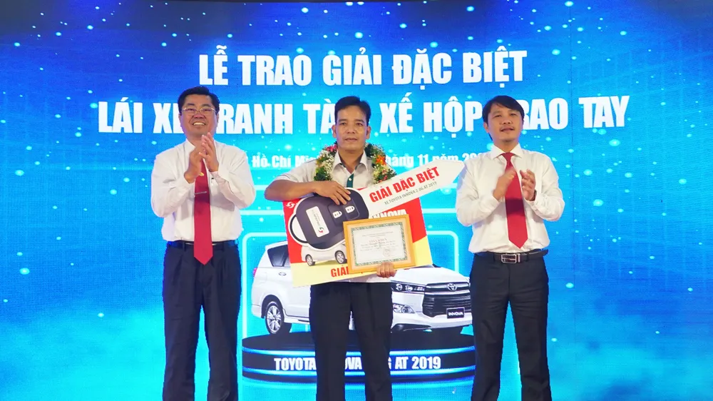 Ông Đặng Phước Thành - Chủ tịch HĐQT Vinasun Corp. và ông Đặng Thành Duy – Phó TGĐ Vinasun Corp., Chủ tịch HĐQT kiêm TGĐ Vinasun Green Taxi trao thưởng cho lái xe Nguyễn Thiêng