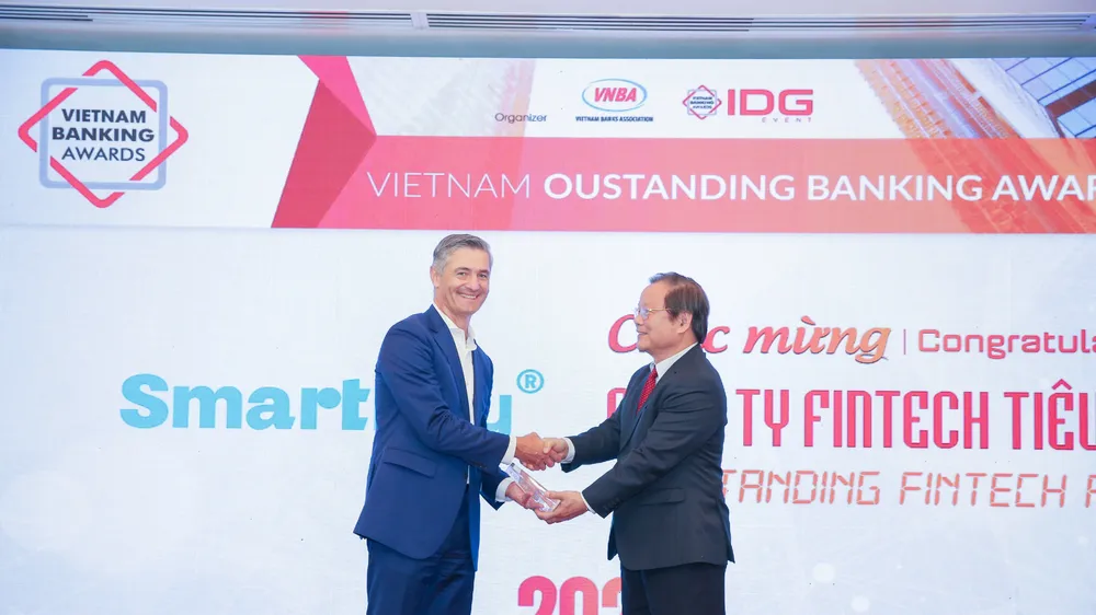 Ông Marek Eugene Forysiak (Nhà sáng lập, Chủ tịch SmartNet, đơn vị sở hữu Ví SmartPay) đón nhận Giải thưởng “Công ty Fintech tiêu biểu” năm 2020 từ Ban Tổ chức