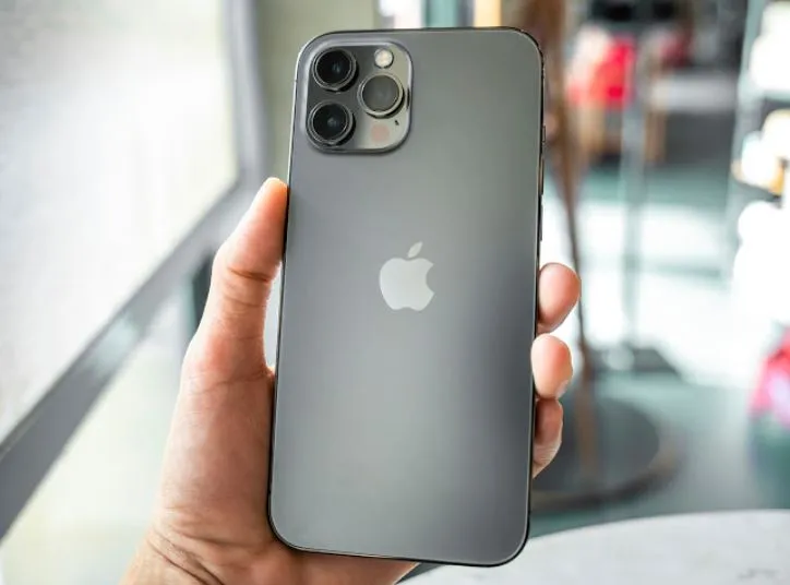 Vì sao iPhone 12 chính hãng rẻ hơn hàng xách tay?