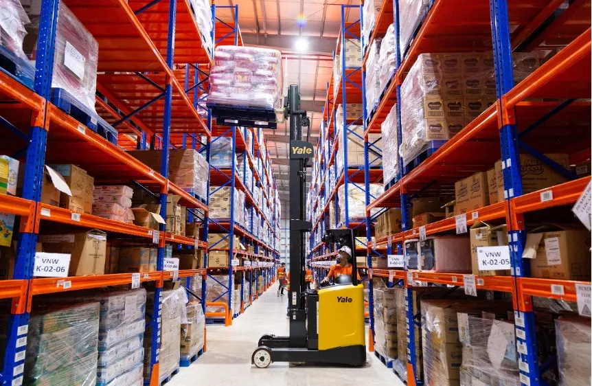 Một góc kho trung chuyển hàng hoá của Shopee