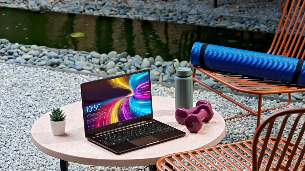Fujitsu CH laptop cho trải nghiệm đa phương tiện di động toàn diện