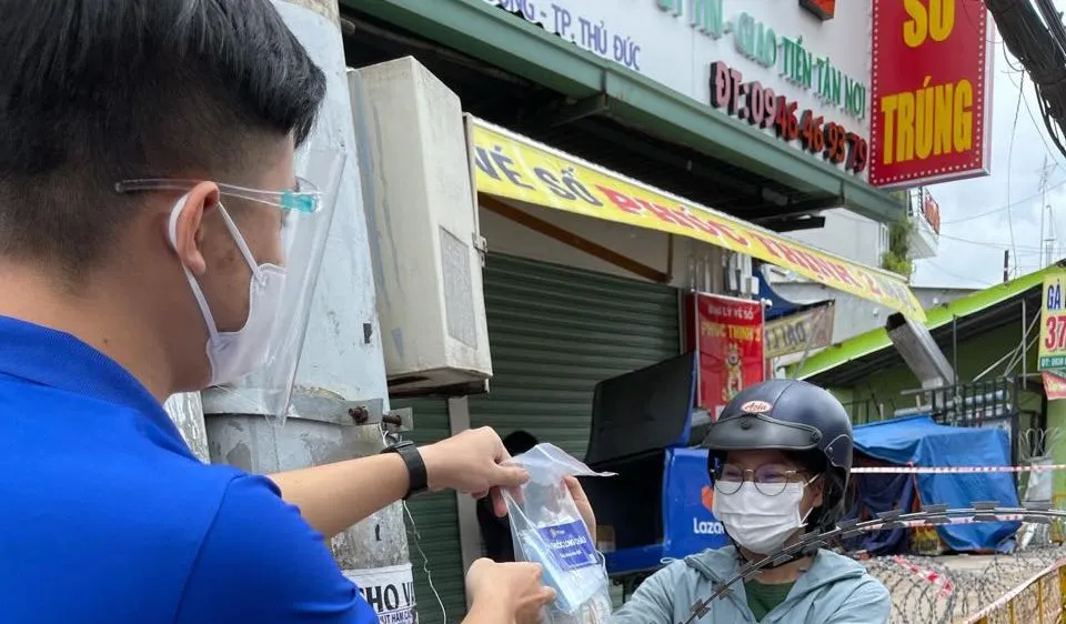 Nhân viên FPT Long Châu gởi quà đến người dân trong khu phong toả