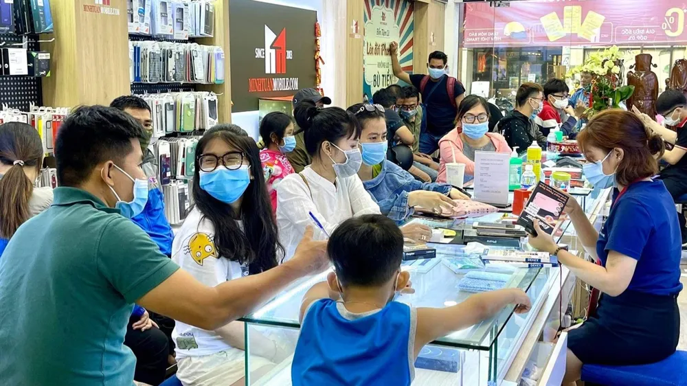 Khách hàng trẻ luôn tìm đến Minh Tuấn Mobile (Hình tư liệu chụp trước đợt dịch thứ tư) 