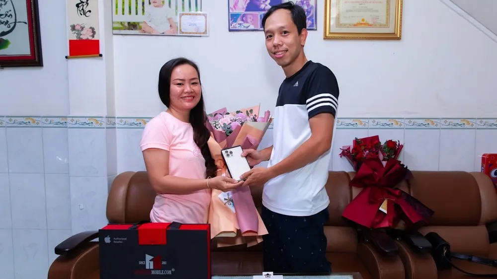 Minh Tuấn Mobile giao hàng tận nhà cho khách trong vòng 1 giờ