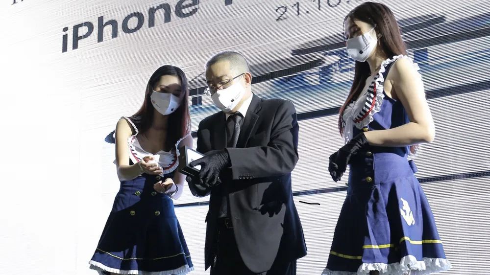 FPT Shop giao iPhone 13 cho khách hàng