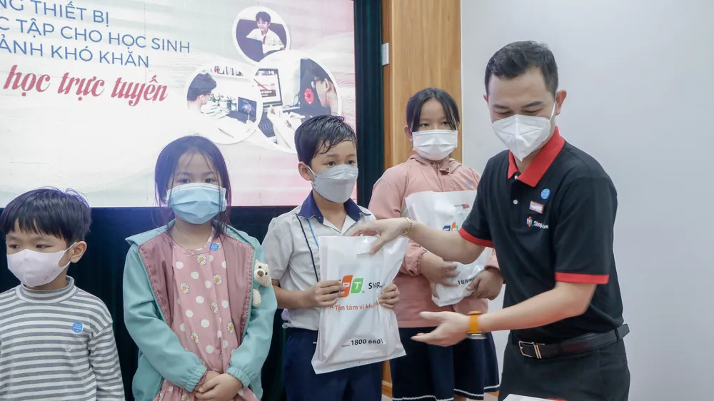 FPT Shop trao tặng máy tính bảng cho học sinh có hoàn cảnh khó khăn