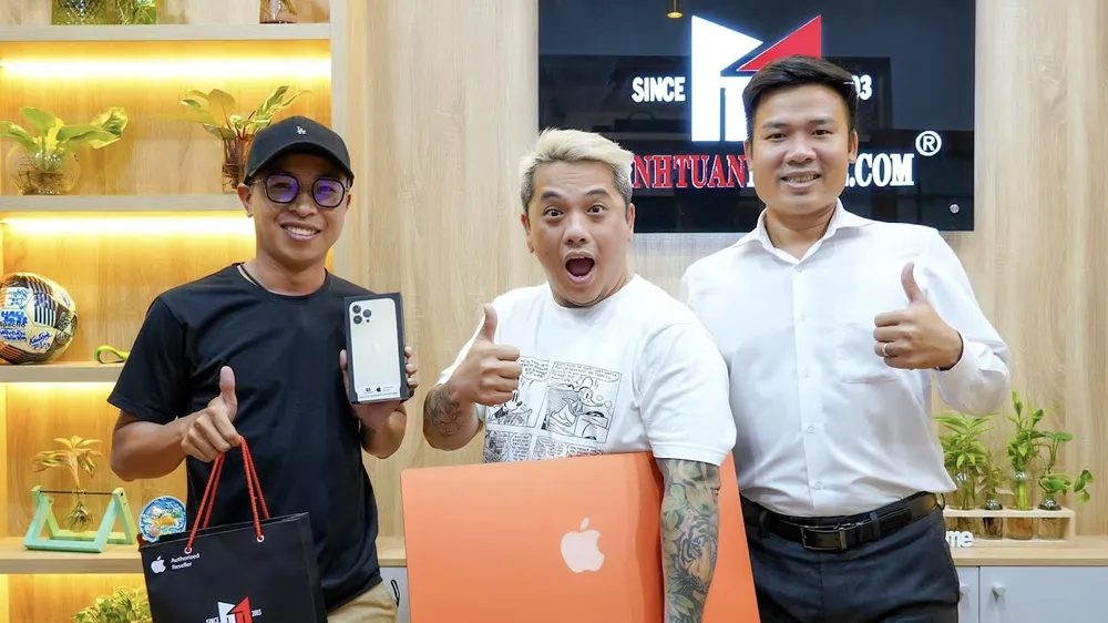 Khách hàng mua sản phẩm Apple tại Minh Tuấn Mobiile