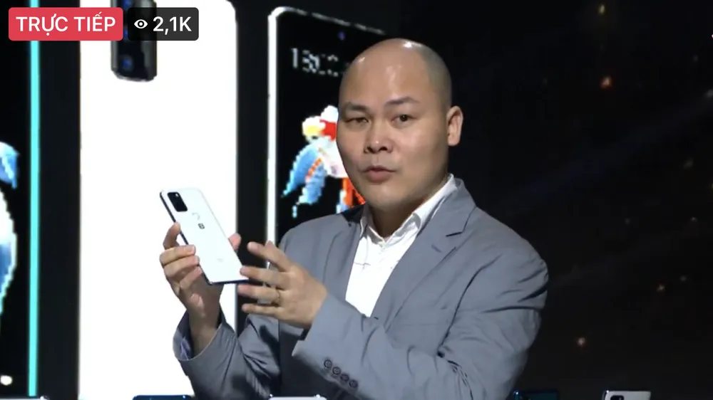  CEO Bkav Nguyễn Tử Quảng trực tiếp livestream ra mắt sản phẩm