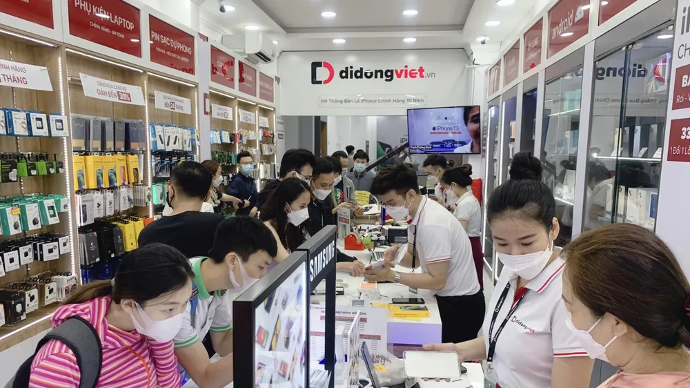 Khung cảnh tấp nập cảnh khách hàng mua sắm dịp tết tại Di Động Việt