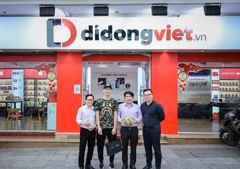 Nam cầu thủ Hoàng Đức tại cửa hàng Di Động Việt 3A Lê Thái Tổ, Hoàn Kiếm