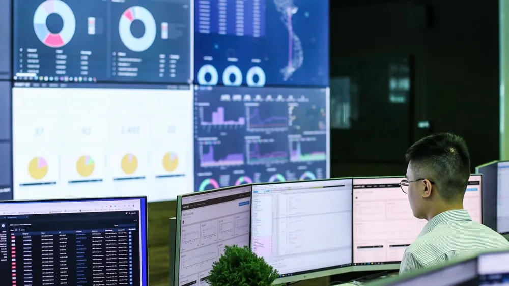Kỹ sư VNPT vận hành hệ thống VNPT Smart Vision