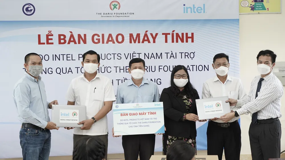 IPV phối hợp cùng Quỹ Dariu trao máy tính cho học sinh