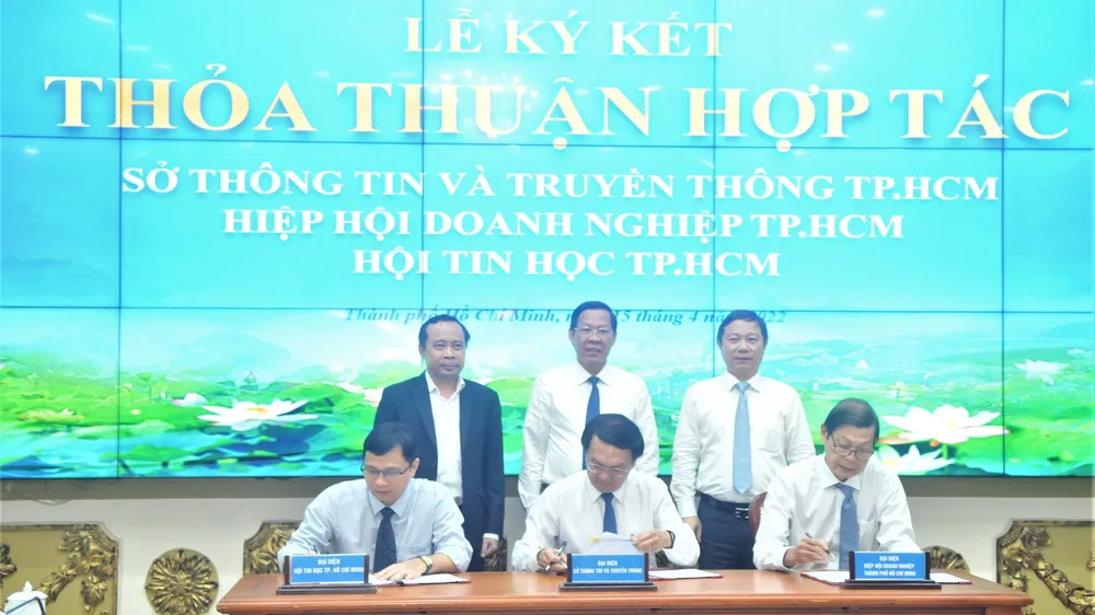 Lễ ký kết thỏa thuận hợp tác giữa Sở TT-TT TPHCM, Hiệp hội Doanh nghiệp TPHCM và Hội tin học TPHCM. Ảnh: CAO THĂNG