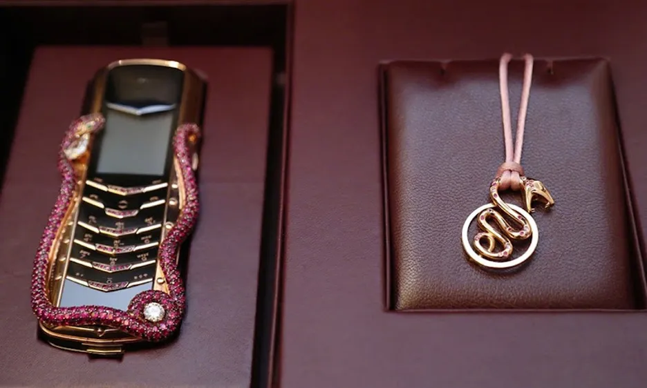 Vertu Signature V Cobra được sản xuất với số lượng chỉ 8 chiếc trên toàn thế giới
