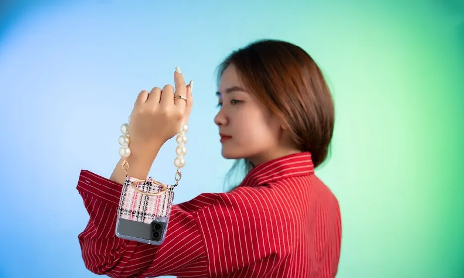 Tại Di Động Việt, Z Fip3 giá cũng chỉ từ 17,99 triệu đồng 