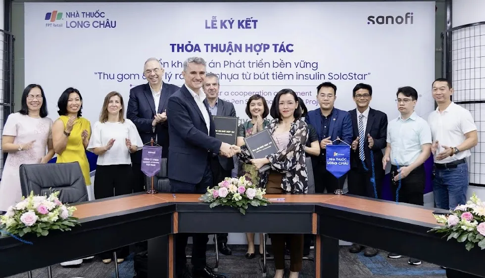 FPT Long Châu và Sanofi Việt Nam ký kết hợp tác