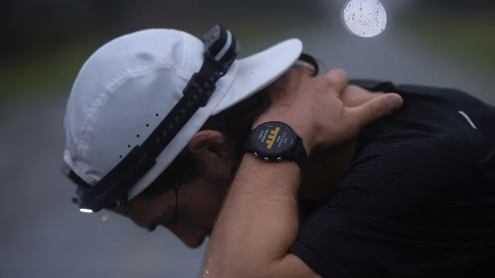 Forerunner 955 Solar được trang bị tính năng sạc năng lượng mặt trời