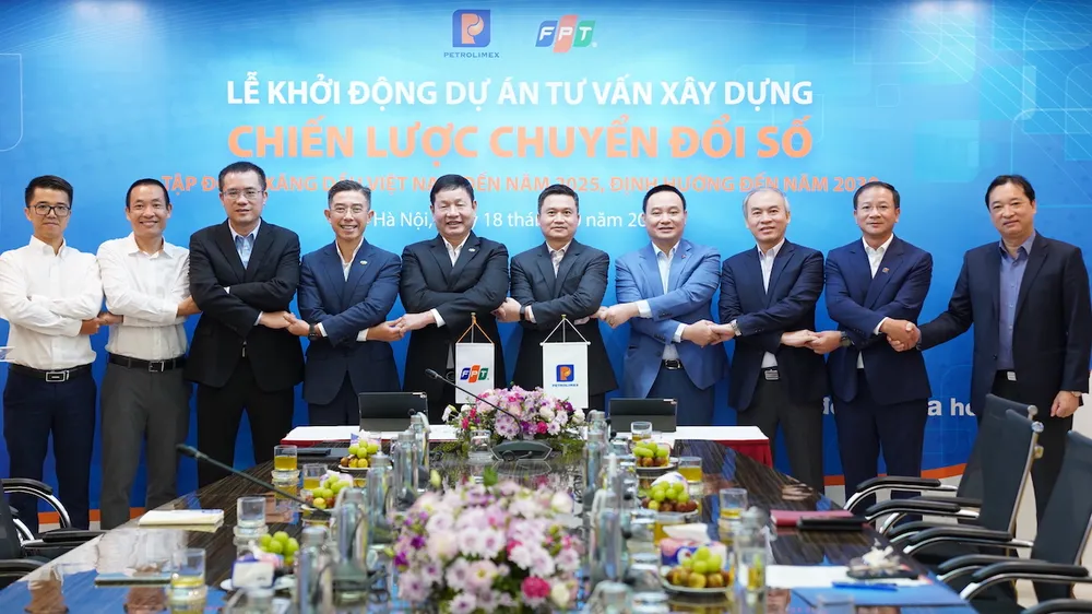 Lãnh đạo Petrolimex và FPT ký kết thực hiện Dự án Tư vấn Chuyển đổi số tại Tập đoàn Xăng Dầu Việt Nam