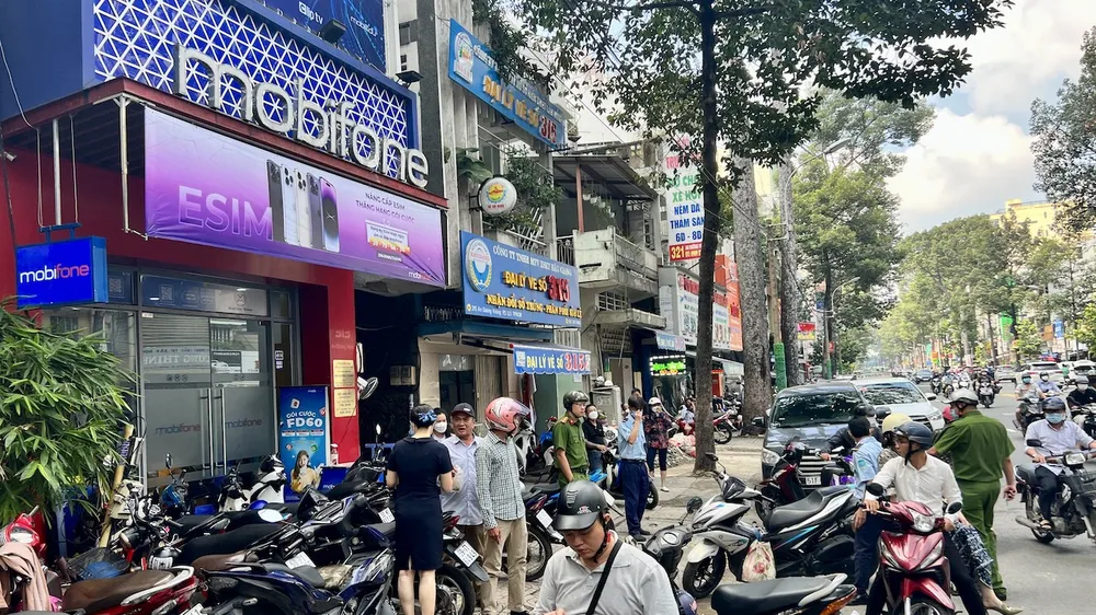 Người dùng đến điểm giao dịch MobiFone 