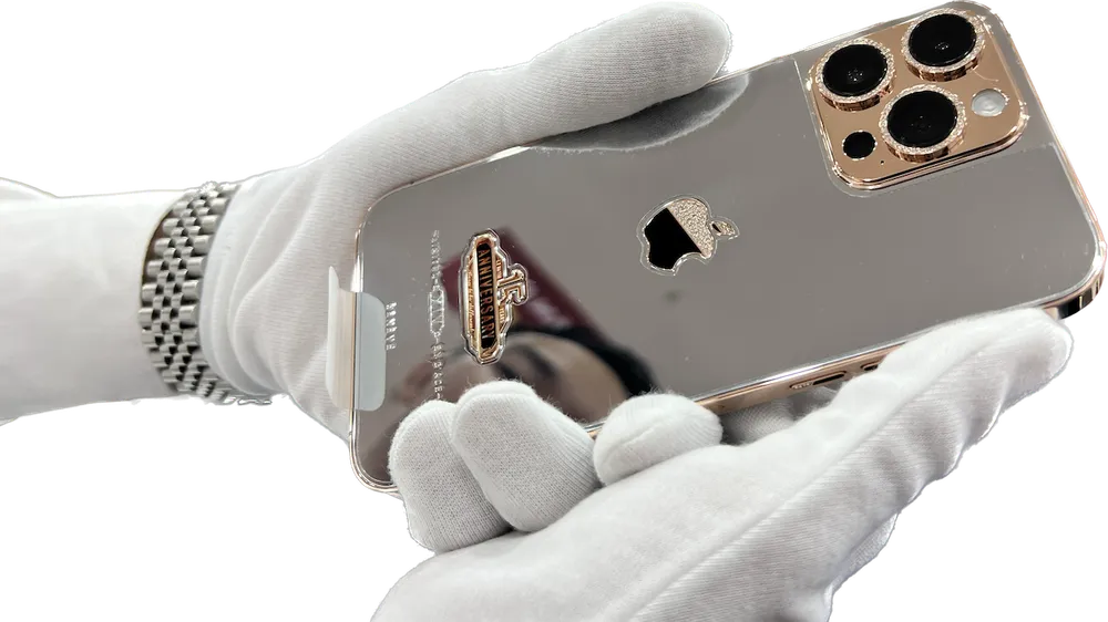 Chiếc iPhone 14 Pro Max mạ vàng và kim cương