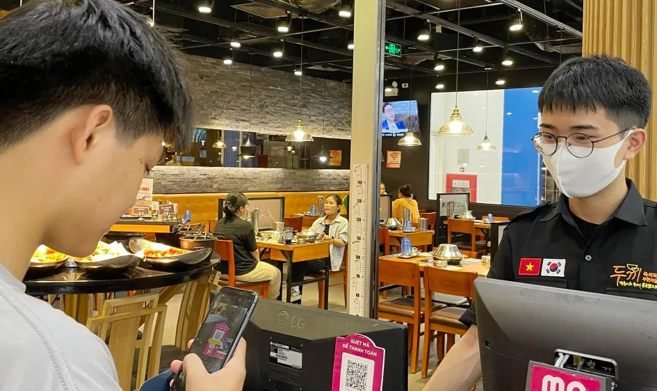 Khách hàng thanh toán mã QR bằng MoMo