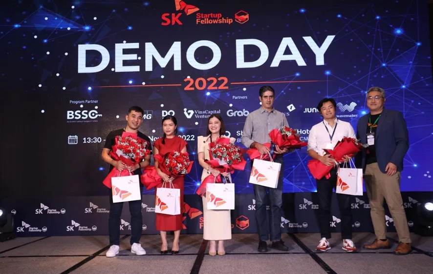 Ông Michael Han - Chief of Representative Office SK Group trao quà cám ơn Hội đồng Ban Giám Khảo SKSF 2022