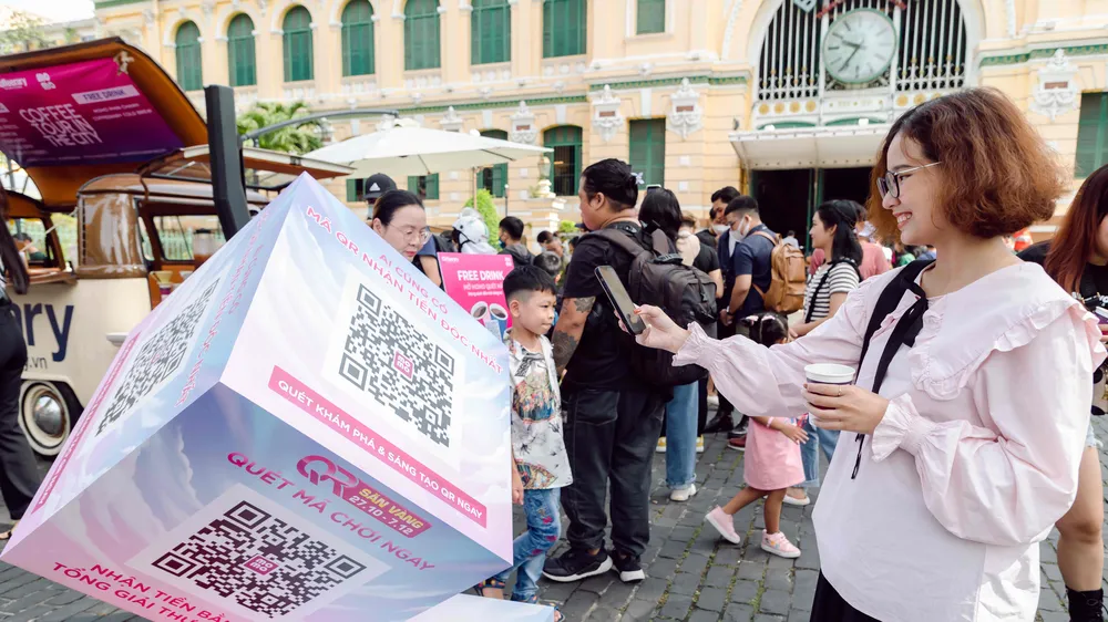 Mã QR MoMo khổng lồ thu hút sự chú ý của các bạn trẻ