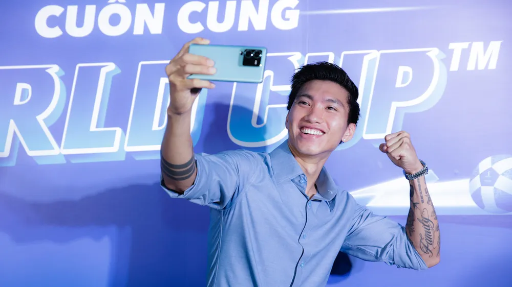 Cầu thủ bóng đá Đoàn Văn Hậu cùng vivo V25 Pro