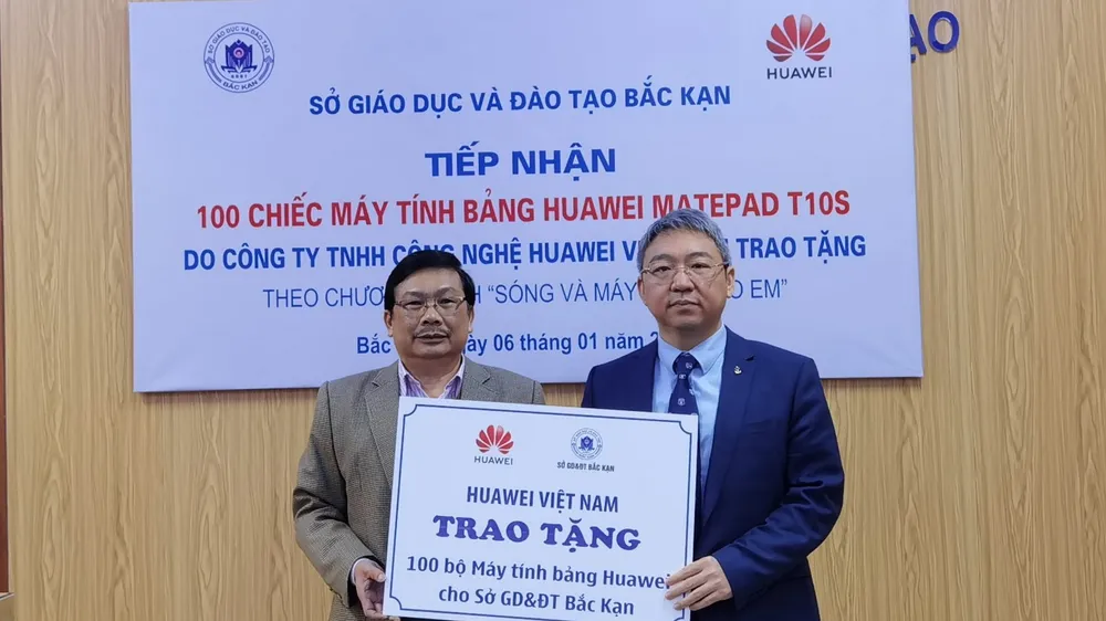Huawei Việt Nam trao 100 máy tính bảng cho Sở GD-ĐT tỉnh Bắc Kạn