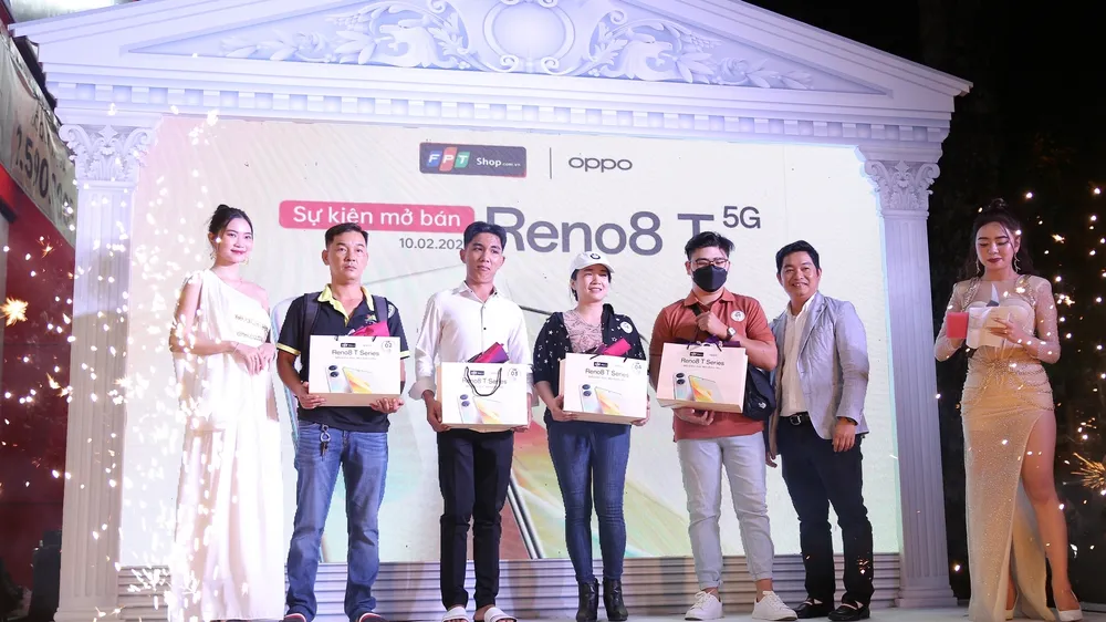 FPT Shop giao OPPO Reno8 T Series cho khách hàng