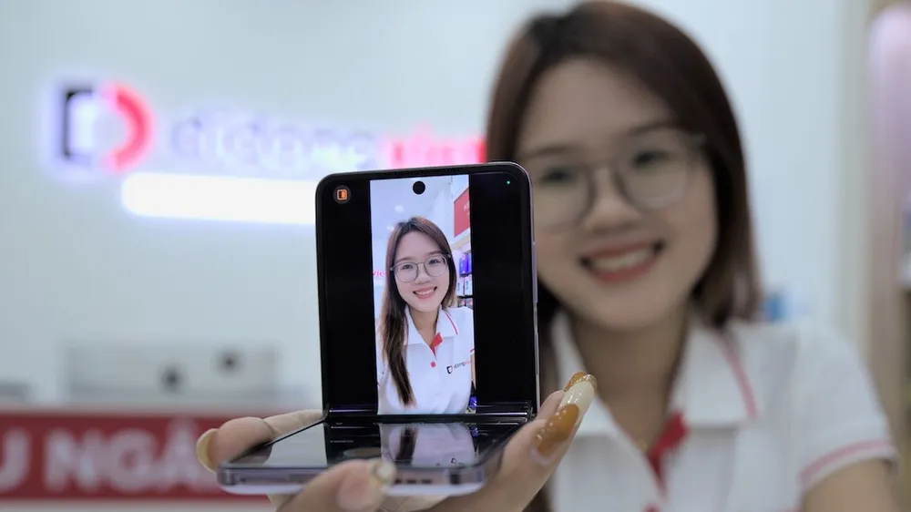 OPPO Find N2 Flip thích hợp với nữ giới
