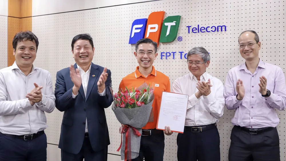 Tân Chủ tịch HĐQT FPT Telecom ông Hoàng Việt Anh nhận quyết định và hoa chúc mừng từ Ban Lãnh đạo FPT