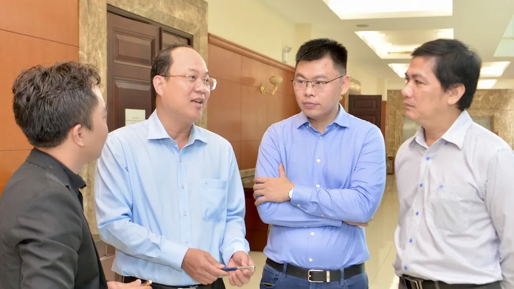 Đồng chí Nguyễn Hồ Hải trao đổi với các đại biểu bên lề hội thảo. Ảnh: CAO THĂNG