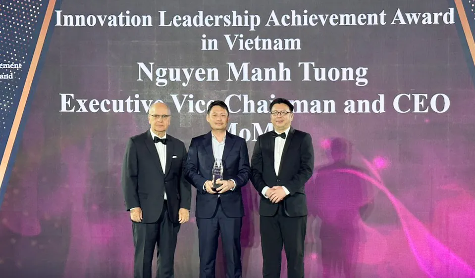 CEO MoMo Nguyễn Mạnh Tường nhận giải thưởng