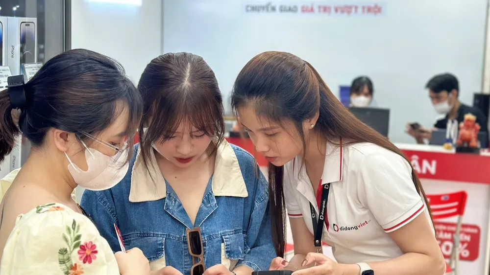 Khách hàng tìm hiểu thông tin tại Di Động Việt 