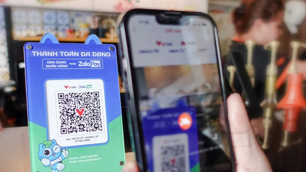Khách hàng linh hoạt sử dụng ứng dụng ngân hàng hoặc Ví điện tử ZaloPay để quét mã ZaloPay QR đa năng và thanh toán