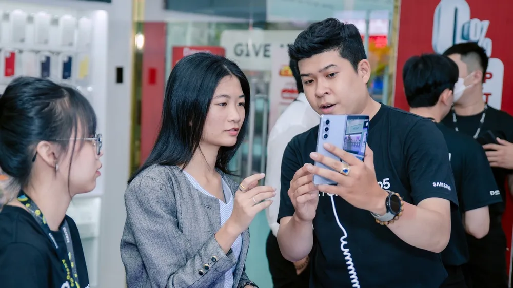 Người dùng trải nghiệm Galaxy Z Fold5 tại Di động Việt