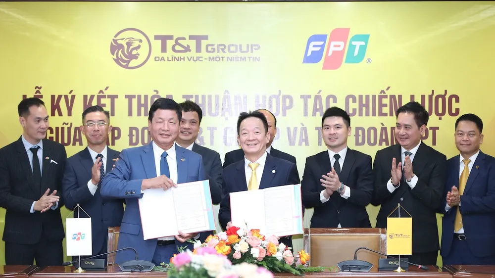 Ông Đỗ Quang Hiển, Chủ tịch Ủy ban Chiến lược T&T Group (phải) và ông Trương Gia Bình, Chủ tịch HĐQT FPT (trái) ký kết thỏa thuận hợp tác chiến lược giữa hai tập đoàn