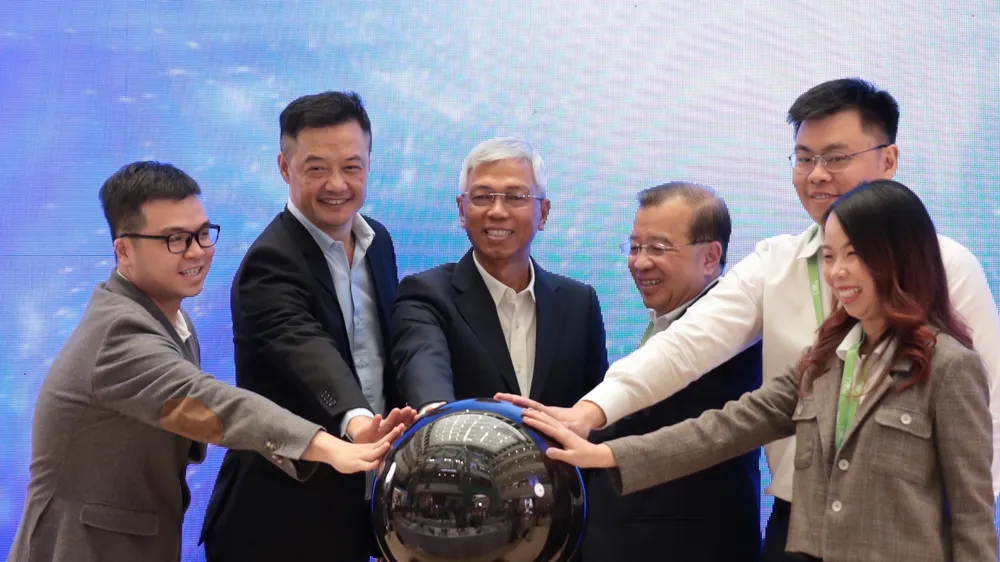 Phó Chủ tịch UBND TPHCM Võ Văn Hoan cùng các đại biểu phát động cuộc thi