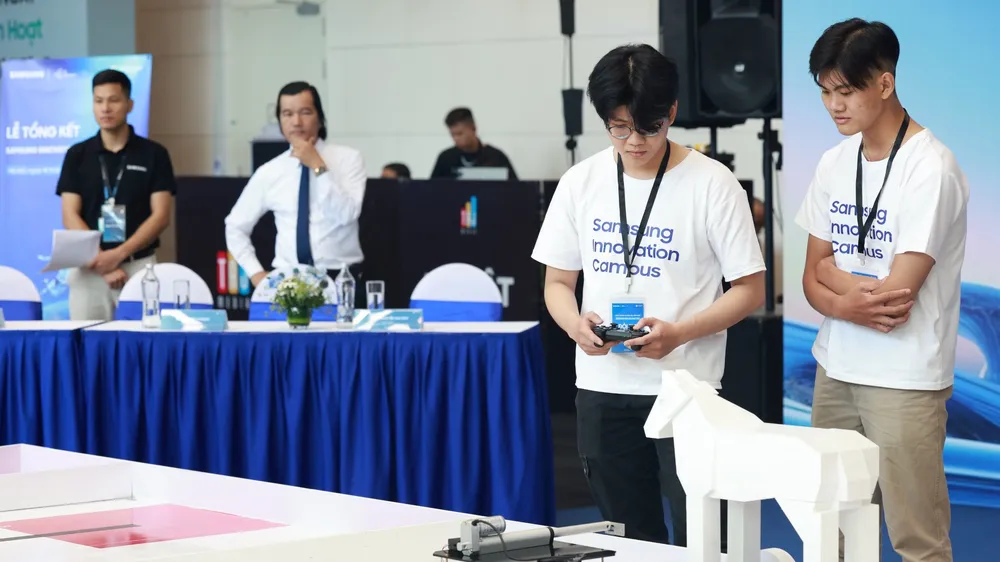 Các học viên tham gia tranh tài tại cuộc thi về công nghệ do Samsung tổ chức