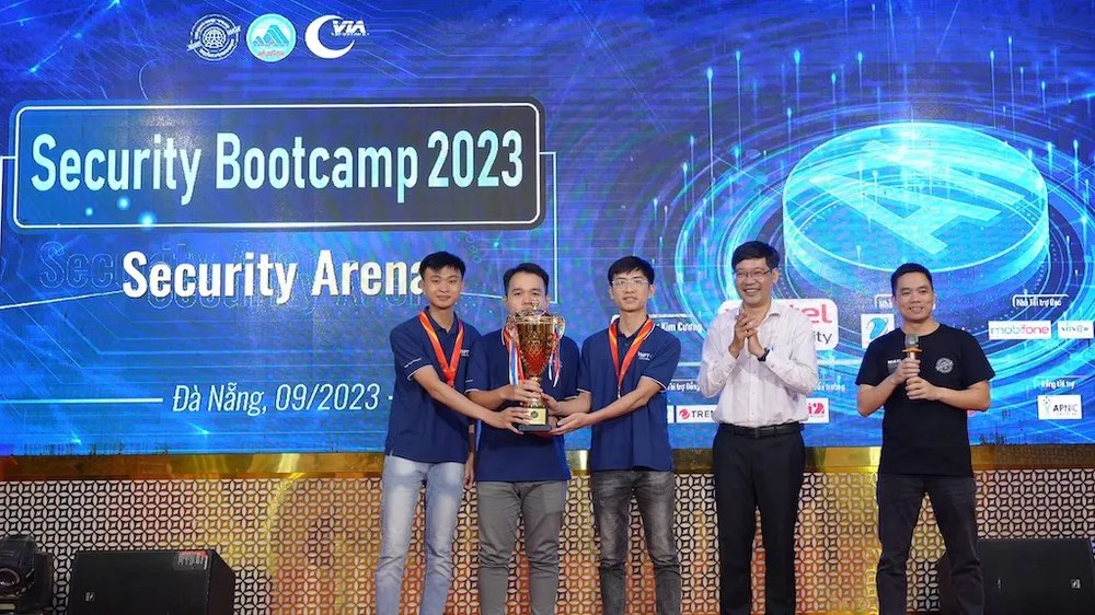 Đội tuyển của VNPT nhận cúp tại đấu trường an toàn thông tin Security Bootcamp