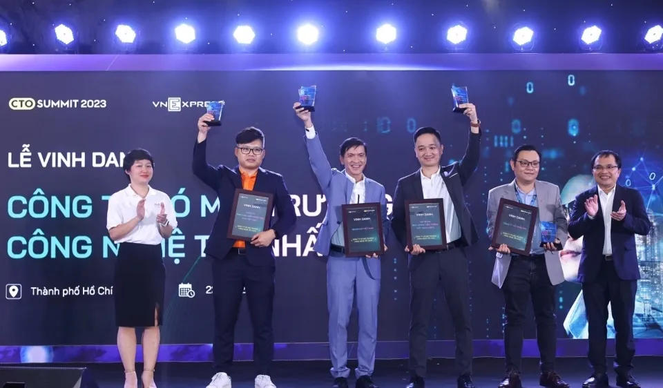 Đại diện FPT (thứ hai từ trái sang) nhận chứng nhận vinh danh Công ty có môi trường công nghệ tốt nhất
