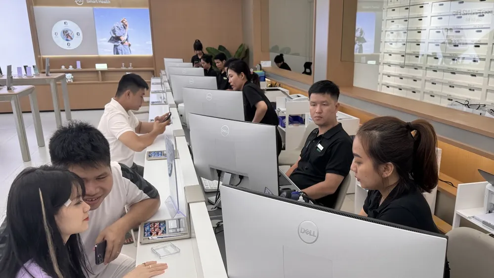 Khách hàng trải nghiệm Trung tâm Dịch vụ khách hàng cao cấp của OPPO