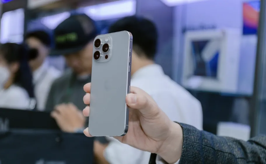 iPhone 15 Pro Max chỉ còn từ 32,99 triệu đồng