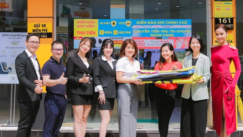 Ngay sau lễ ký kết, đại diện hai bên đã chứng kiến hoạt động thu gom băng rôn tại các cửa hàng, siêu thị…