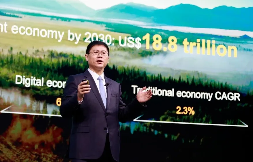 Ông Li Peng, Phó Chủ tịch cấp cao kiêm Chủ tịch nhóm Kinh doanh và Dịch vụ ICT của Huawei giới thiệu những hướng phát triển mạng 5.5G