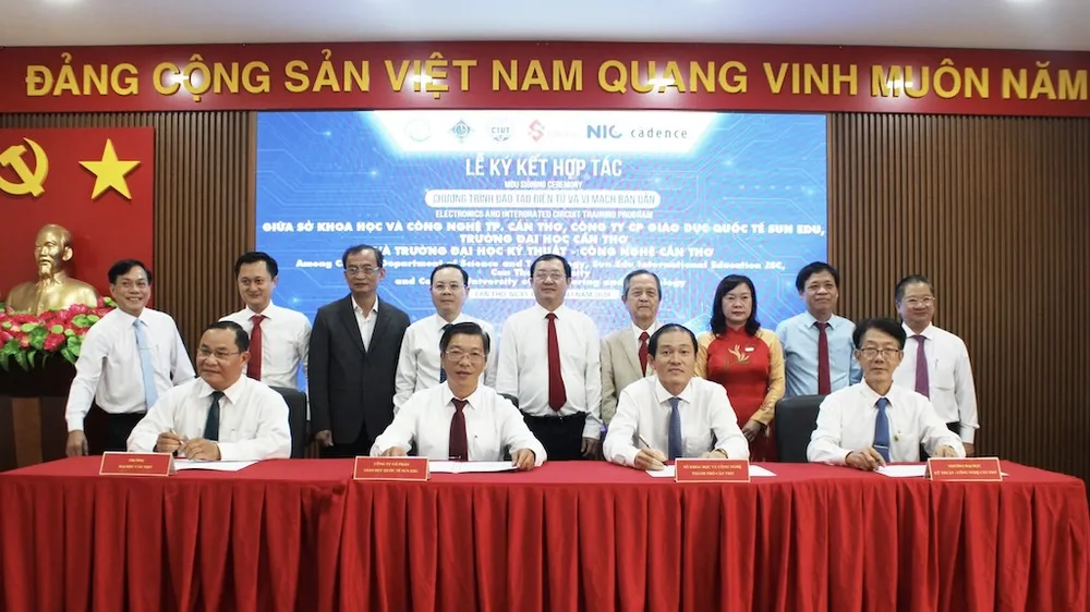 Các đơn vị ký kết thỏa thuận hợp tác đào tạo nhân lực ngành điện tử và vi mạch bán dẫn tại Thành phố Cần Thơ.