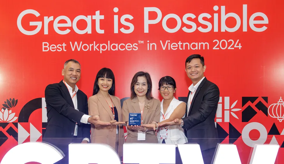 Đại diện Schneider Electric Việt Nam nhận giải thưởng
